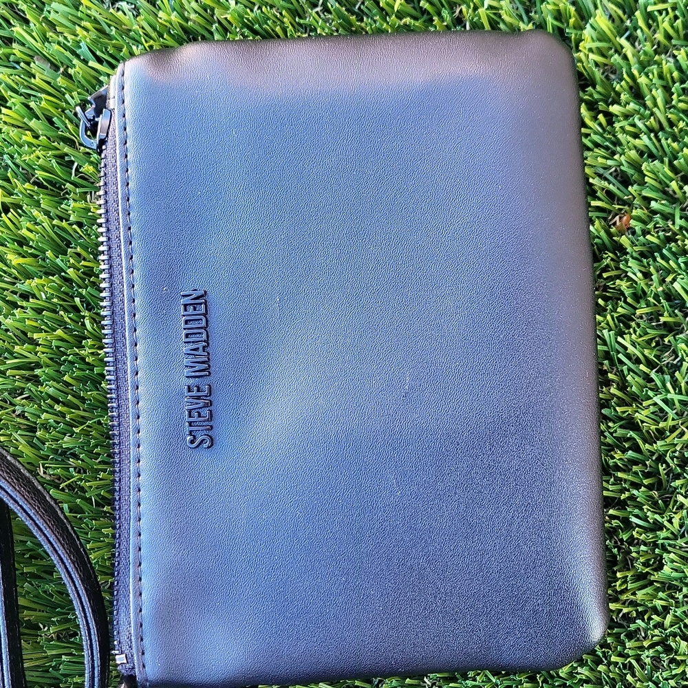 Steve Madden Black Bagata Crossbody And Wristlet. - Picture 13 of 16